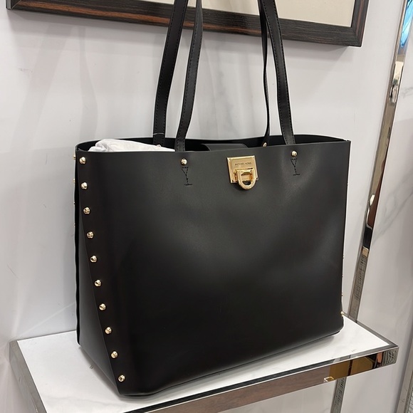 MICHAEL KORS MANHATTAN LARGE SHOULDER TOTE BAG
SMOOTH LEATHER
STUDS
BLACK - Picture 15 of 16